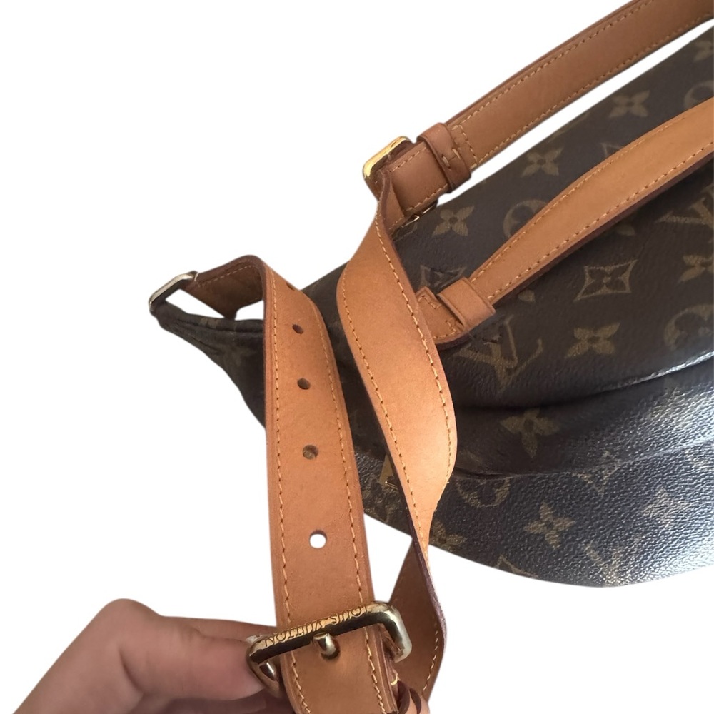 The Classic LV Bum Bag. - Picture 4 of 10